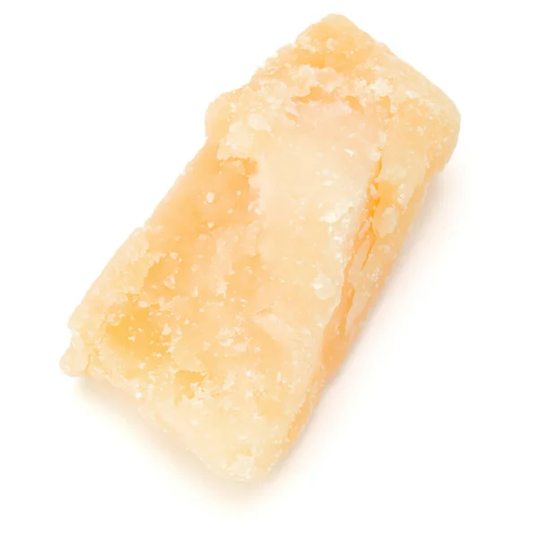 ホワイト バック グラウンド素材に分離された つのパルメザン チーズの切れ端 — ストック写真