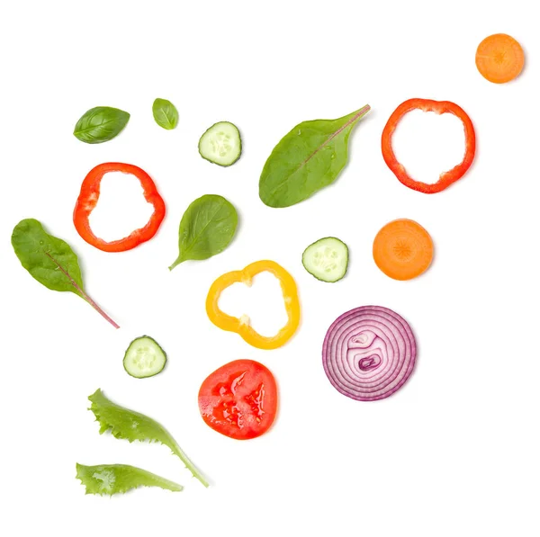 创意布局由番茄片 罗勒叶 平躺在地上 尽收眼底 食物概念 被白色背景隔离的蔬菜 食品配料模式 — 图库照片