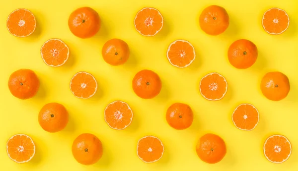 黄色背景上新鲜的柑橘片的果实图案 平坦的平面 顶部的景色 流行艺术设计 创意夏季理念 一半的柑橘是最小的风格 — 图库照片