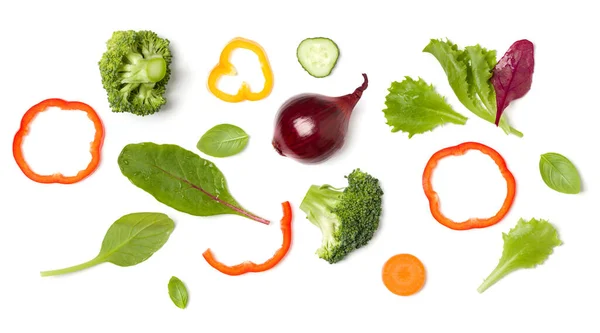 创造性地布局番茄片 罗勒叶 顶视图 食品概念 在白色背景上隔离的蔬菜 食品配料模式 — 图库照片