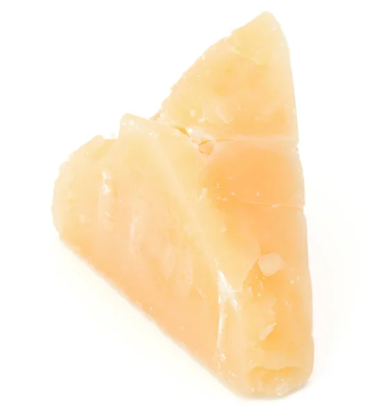 白地切りの上に切り分けられたパルメザンチーズ1個 — ストック写真