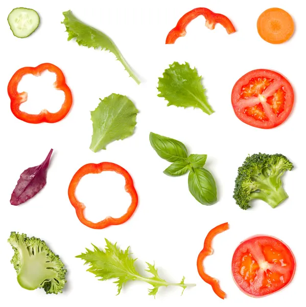 Kreatives Layout Aus Tomatenscheiben Gurken Basilikumblättern Flache Lage Draufsicht Food — Stockfoto