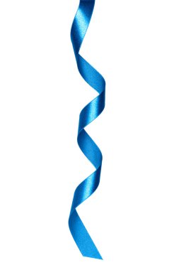 Beyaz arka plan üzerinde izole mavi renkte parlak saten kurdele yakın çekim