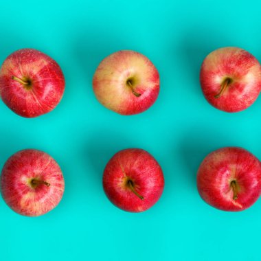 Mavi arka plan üzerinde kırmızı elma meyve deseni. Düz yatıyordu, en iyi görünüm. Pop sanat tasarım, yaratıcı yaz konsepti. Gıda arka plan.