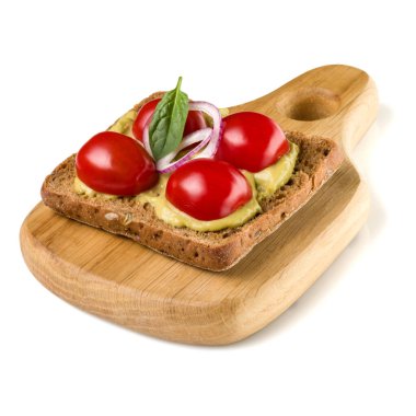 Açık yüzlü sebze sandviç kanepe veya crostini beyaz arka plan closeup izole bir ahşap hizmet gemide. Vejetaryen tartarine.