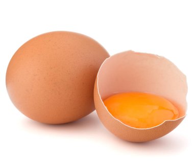 Yumurta yumurta kabuğu yarısında kırık ve çiğ yumurta beyaz arka plan kesme izole