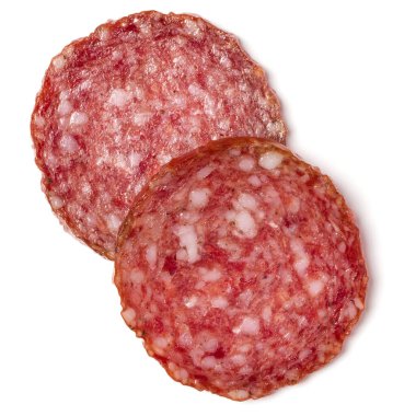 Beyaz arka plan closeup izole salam dilimleri. Sosis üst görünümü.