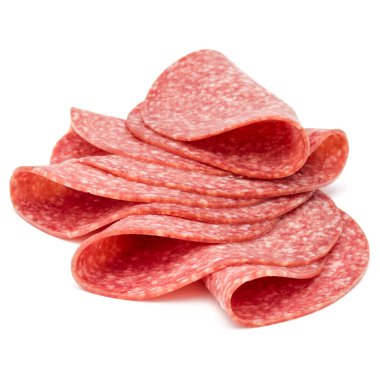 Beyaz arka planda izole edilmiş salam tütsülenmiş sosis dilimleri