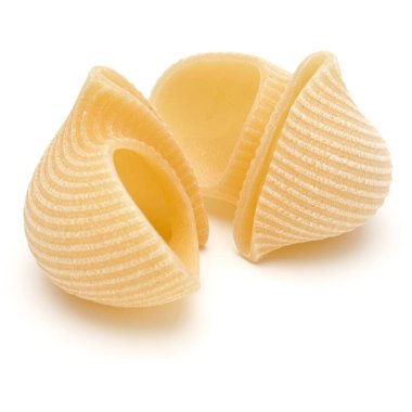 Beyaz arka plan üzerinde izole İtalyan lumaconi. Lumache, snailshell makarna şeklinde..