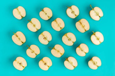 Mavi arka planda meyve deseni. Apple geometrik düzeni yarıya indirir. Düz yatıyordu, üstten bak. Gıda arka plan ... Pop art tasarım, yaratıcı yaz konsepti.