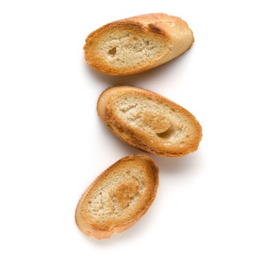 Beyaz arka plan üzerinde izole tost baget dilimleri kapatın. Tost, kızarmış ekmek parçaları. Üstten görünüm.
