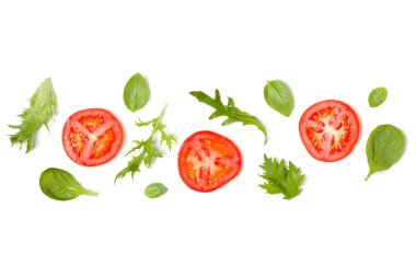 Domates dilimleri ve salata yapraklarından oluşan yaratıcı bir düzen. Düz yerde, üst tarafta. Yemek konsepti. Beyaz arka planda izole edilmiş sebzeler. Gıda bileşenleri kalıbı.