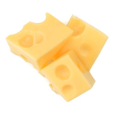 Beyaz arkaplanda izole edilmiş peynir