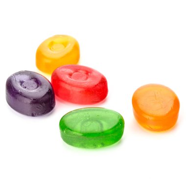 renkli meyve sert şeker şeker, haşlanmış şeker veya şeker Erik beyaz arka plan kesme izole