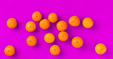 Leylak arka plan üzerinde taze portakal mandalina veya mandalina Meyve desen. Düz yatıyordu, üstten bak. Pop art tasarımı, yaratıcı yaz konsepti. Minimal tarzda narenciye.