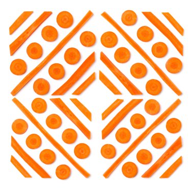 Dilimlenmiş havuç yaratıcı düzeni. Sebze desen. Gıda arka plan üzerinde beyaz izole. Düz yatıyordu, en iyi görünümü..