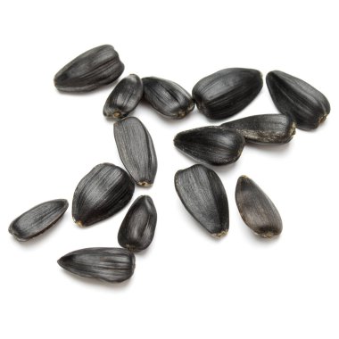 Beyaz arkaplanda izole edilmiş ayçiçeği tohumları yakın plan