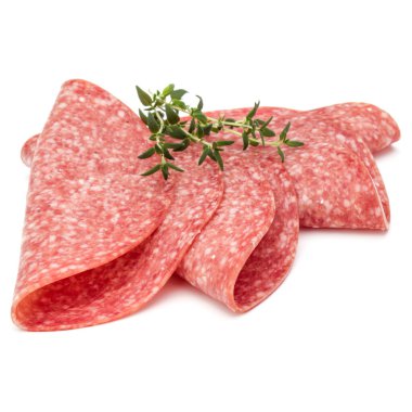 Beyaz arka planda izole edilmiş salam tütsülenmiş sosis dilimleri