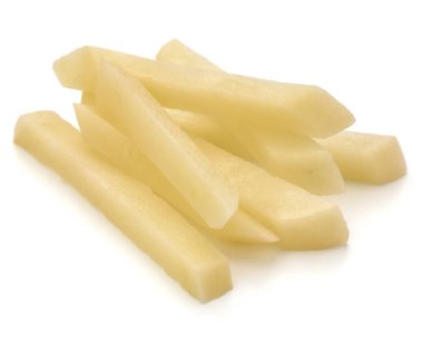 Beyaz arka planda izole edilmiş patates kızartması için hazırlanmış çiğ patates dilimleri.