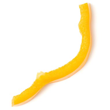 Sarı biber dilimi beyaz arka planda izole edilmiş. Üst manzara, düz uzanma..