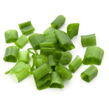 doğranmış taze soğan veya beyaz arka plan kesme izole yeşil soğan