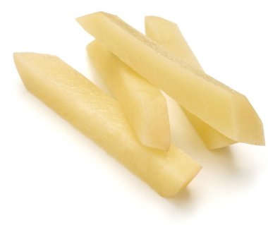Beyaz arka planda izole edilmiş patates kızartması için hazırlanmış çiğ patates dilimleri.