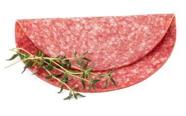 Beyaz arka planda izole edilmiş salam tütsülenmiş sosis dilimleri