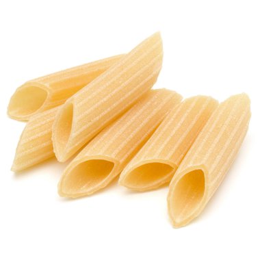 Beyaz arka plan üzerinde izole makarna çeşitleri. Pennoni. Penne rigate.