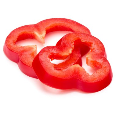 Kırmızı tatlı dolmalık biber dilimleri beyaz arka planda izole edilmiş.