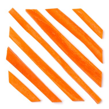 Dilimlenmiş havuç yaratıcı düzeni. Sebze desen. Gıda arka plan üzerinde beyaz izole. Düz yatıyordu, en iyi görünümü..