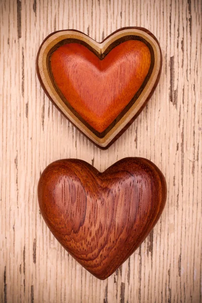 Δύο Ξύλινες Καρδιές Ρουστίκ Ξύλινα Φόντο Έννοια Ημέρες Του Αγίου — Φωτογραφία Αρχείου