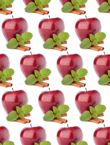 Czerwone Jabłko Paluszki Cynamonowe Liście Mięty Martwa Natura Odizolowana Białym — Zdjęcie stockowe