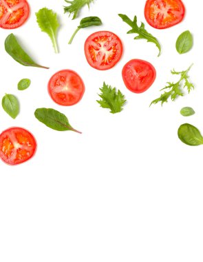 Domates dilimleri ve salata yapraklarından oluşan yaratıcı bir düzen. Düz yerde, üst tarafta. Yemek konsepti. Beyaz arka planda izole edilmiş sebzeler. Fotokopi alanı ile besin bileşenleri deseni.