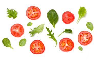 Domates dilimleri ve salata yapraklarından oluşan yaratıcı bir düzen. Düz yerde, üst tarafta. Yemek konsepti. Beyaz arka planda izole edilmiş sebzeler. Gıda bileşenleri kalıbı.