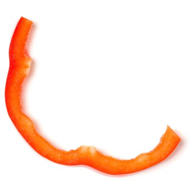 Kırmızı biber dilimi beyaz arka planda izole edilmiş. Üst manzara, düz uzanma.