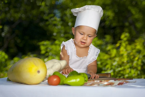 Kleine chef-kok met groenten — Stockfoto