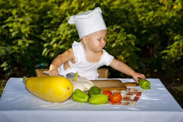 Piccolo chef con verdure — Foto Stock