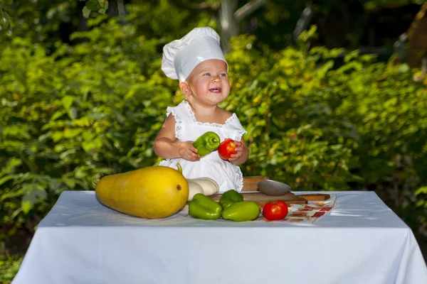 Pequeño chef con verduras — Foto de Stock