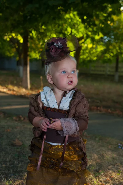 Kleine Dame im Park — Stockfoto