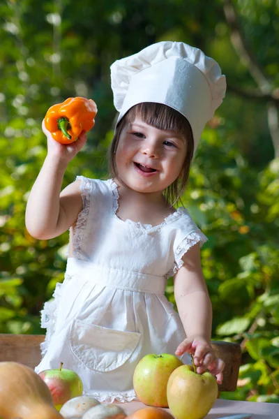 Kleine chef-kok smaken paprika — Stockfoto