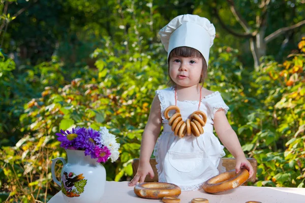 Weinig meisje chef-kok — Stockfoto