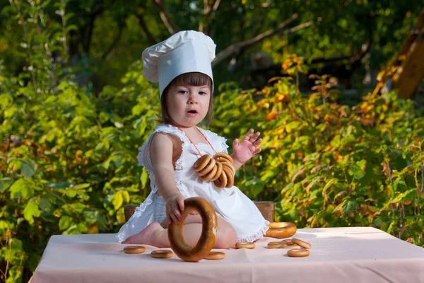 Weinig meisje chef-kok — Stockfoto