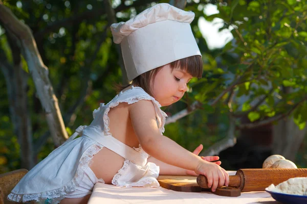 Kleine chef-kok maakt het deeg — Stockfoto