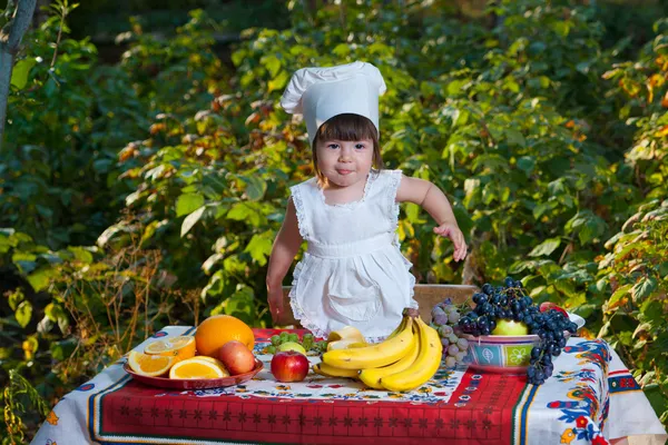 Маленькая девочка-повар — стоковое фото
