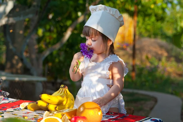 Weinig meisje chef-kok — Stockfoto