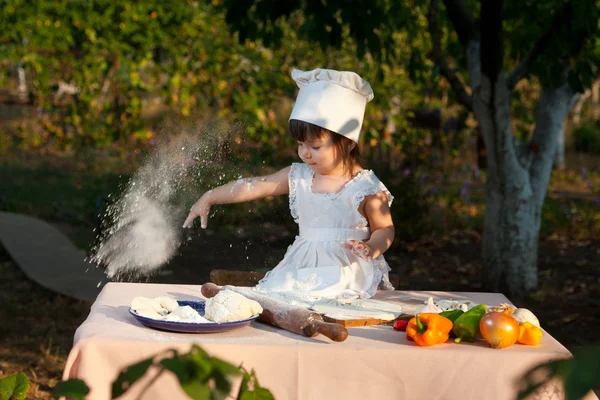 Kleine chef-kok maakt het deeg — Stockfoto