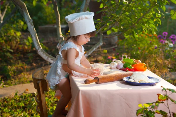 Kleine chef-kok maakt het deeg — Stockfoto