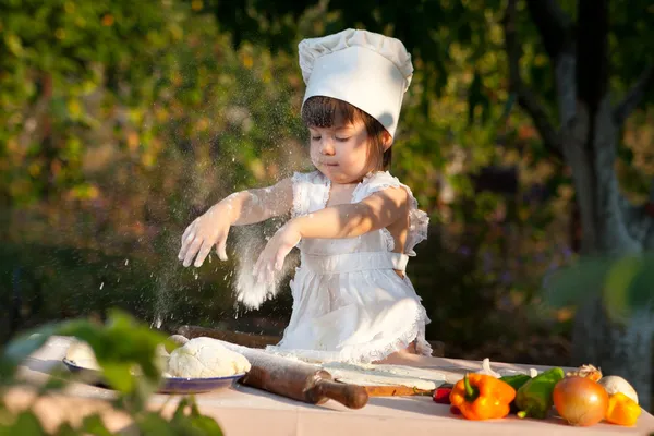 Piccolo chef fa la pasta — Foto Stock
