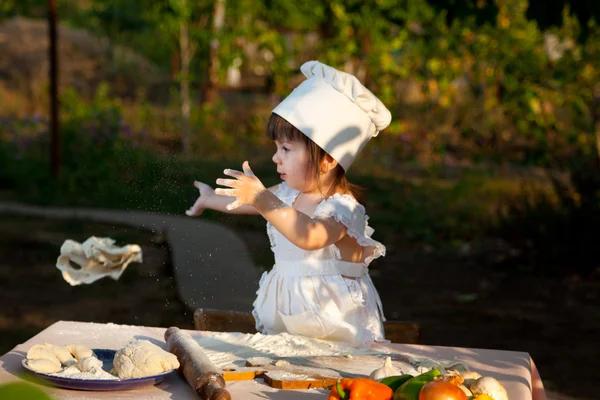 Kleine chef-kok maakt het deeg — Stockfoto