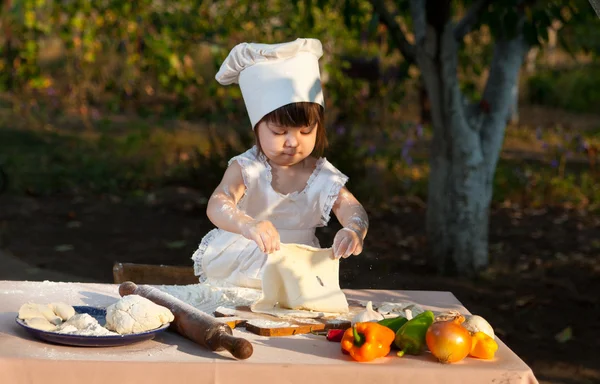 Kleine chef-kok maakt het deeg — Stockfoto